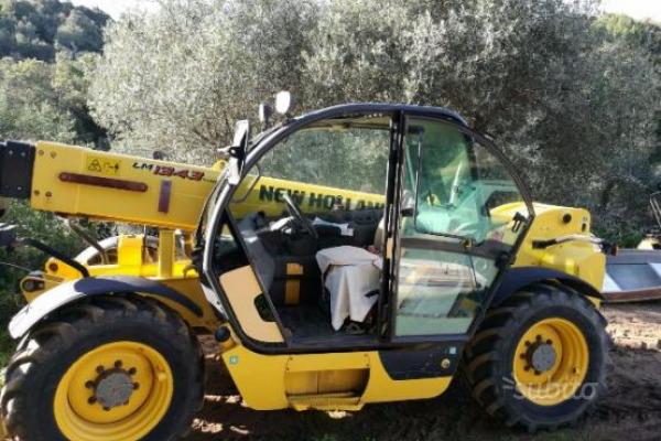 : New Holland_Vendo per cessata attività sollevatore con braccio telescopico con forche,spazzatrice,pala caricatrice,  pneumatici 10-16.5  n.cil 03 cilindr 01496 pot. max kw 025,0 giri 3460  lung 04,365 larg 1,830 sbalzo ant 2,490 ost 0,920  immatricolato a potenza il _Sollevatori telescopici